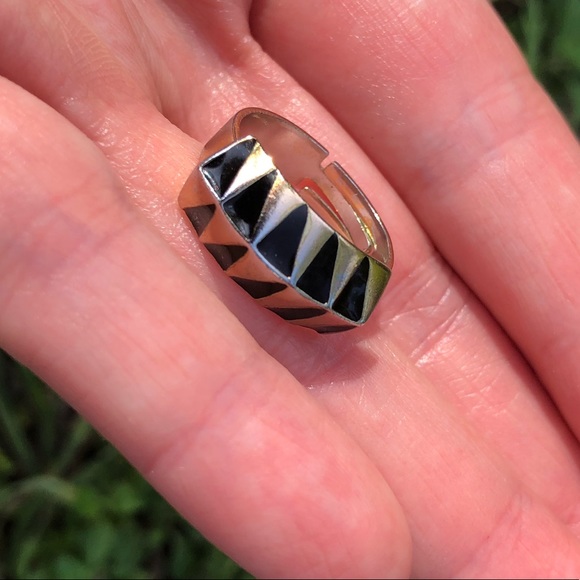 Gold + black triangular patterned modern ring - Picture 4 of 8